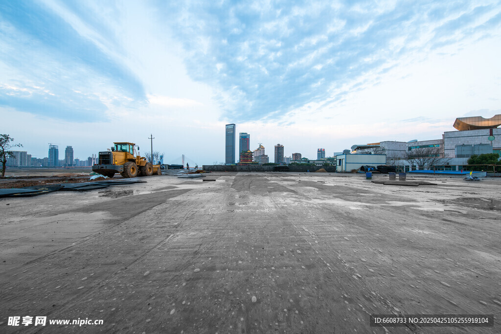 城市空曠路面與遠處建筑