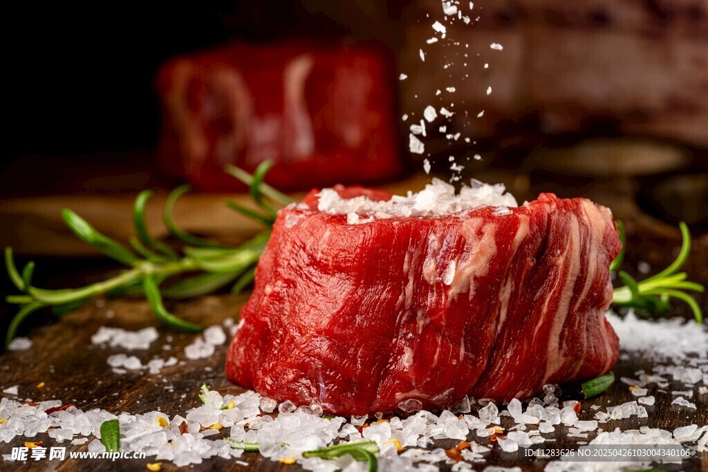 撒鹽的鮮嫩生牛肉塊