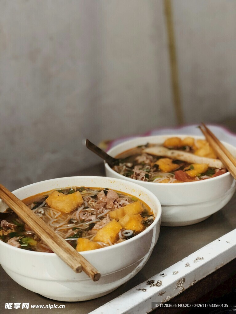 兩碗美味佳肴配筷子