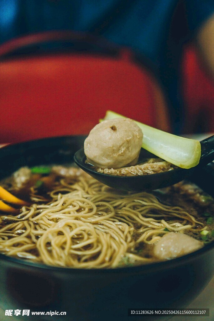 美味面條肉丸誘人畫面