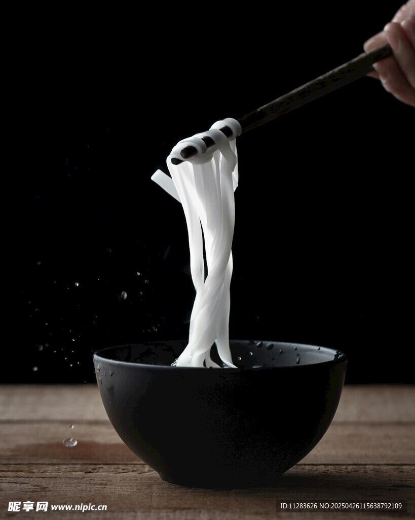 筷子挑拉面入碗瞬間