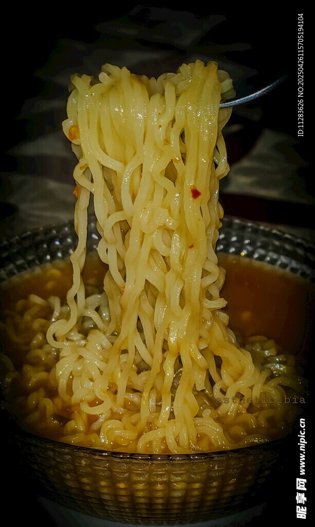 美味拉面被高高挑起