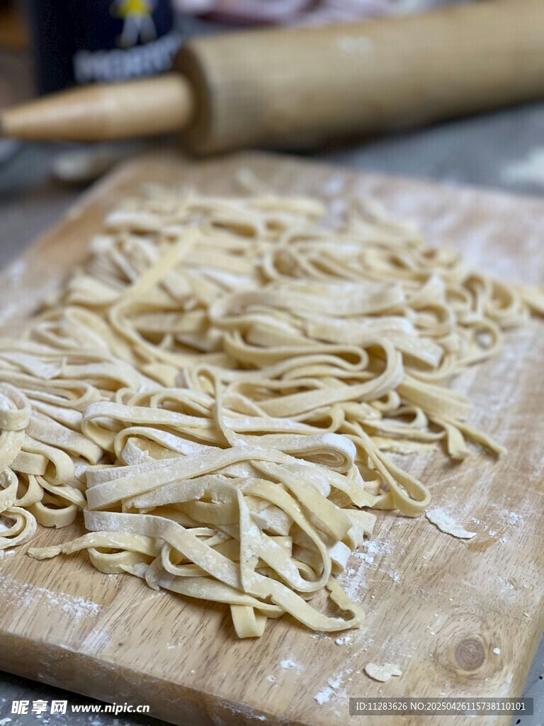 木板上的手工新鮮面條