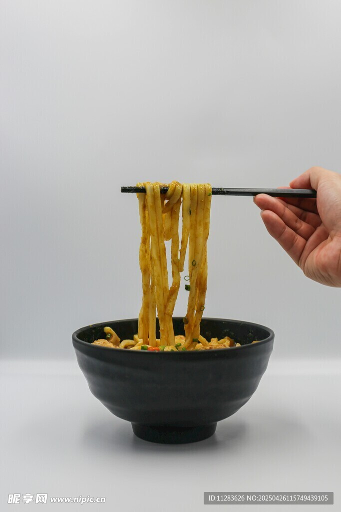 筷子夾起碗中美味面條