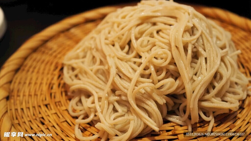 竹籃中的手工面條