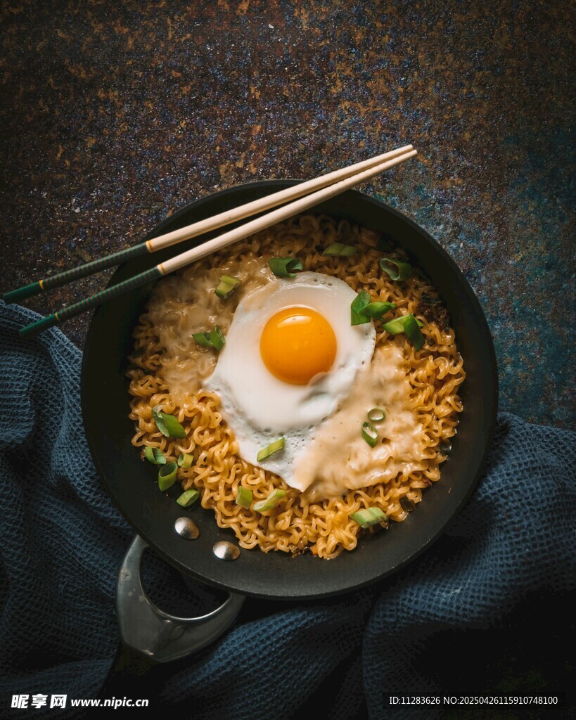 美味煎蛋炒飯配筷子