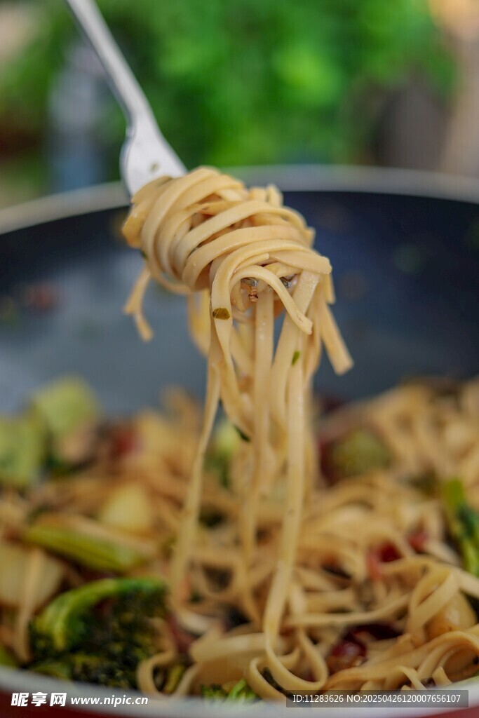 鍋中挑起的美味意大利面