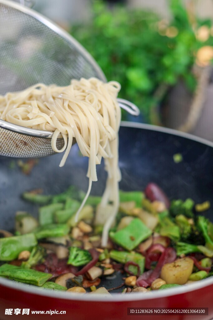 鍋中煮制美味蔬菜面條