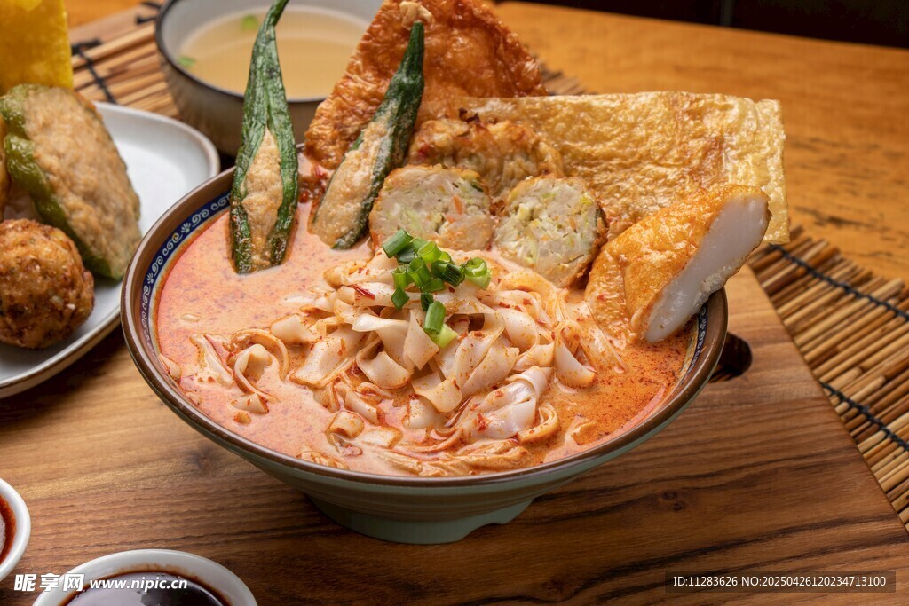 美味海鮮濃湯配多樣食材