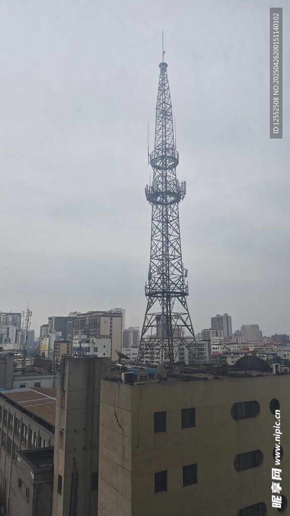 城市中的高聳通信塔