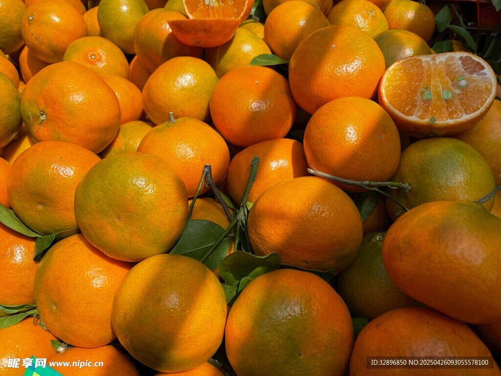 飽滿多汁的新鮮橙子堆