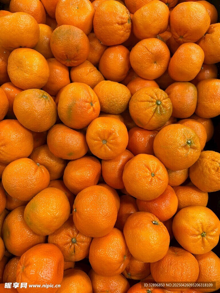 滿滿一堆新鮮橙子