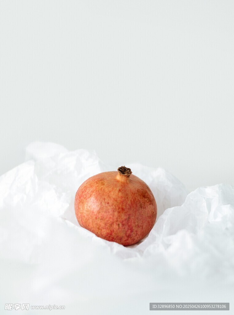 白色背景上的一顆紅石榴