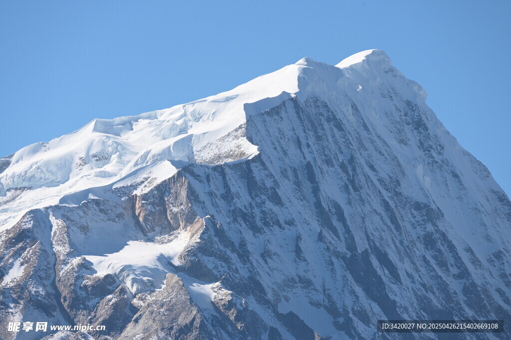巍峨雪山