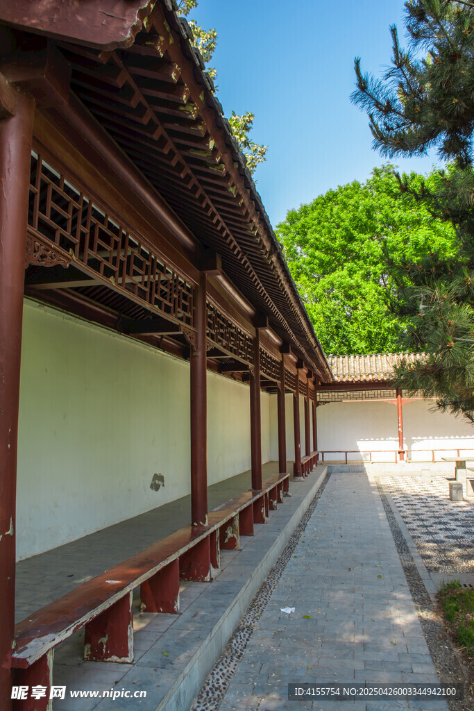 中式長廊庭院景致