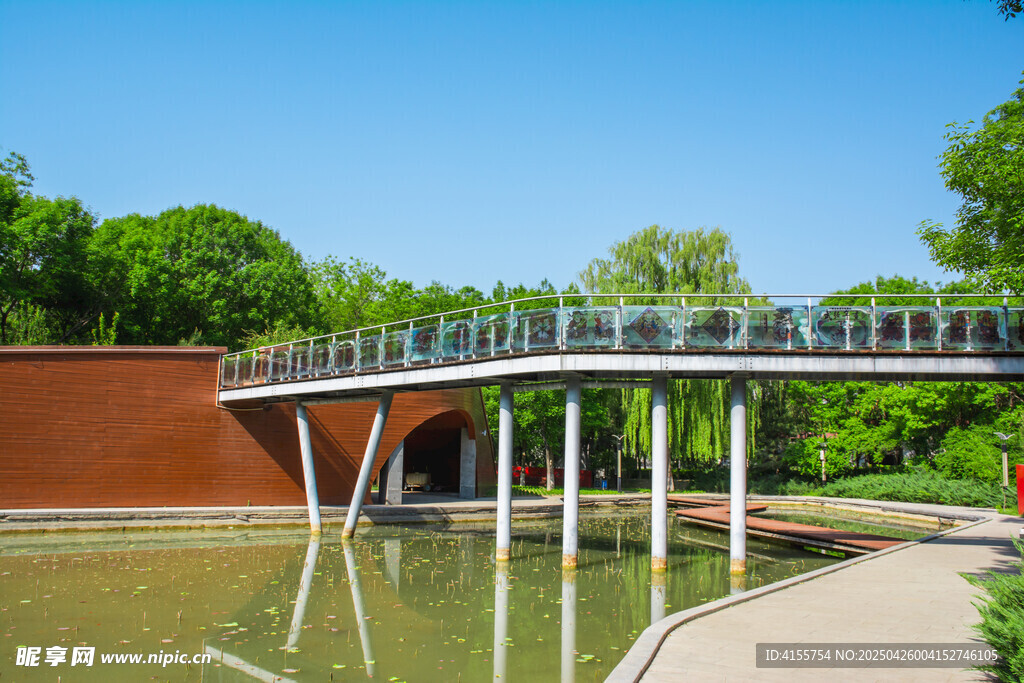 河畔現代景觀步行橋