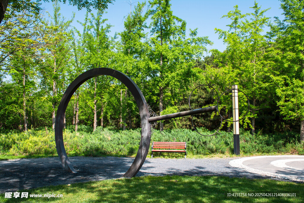 公園中的弧形藝術景觀裝置