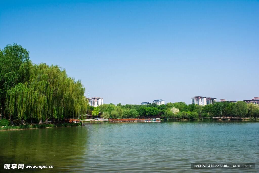 湖畔綠樹(shù)成蔭的美麗風(fēng)光