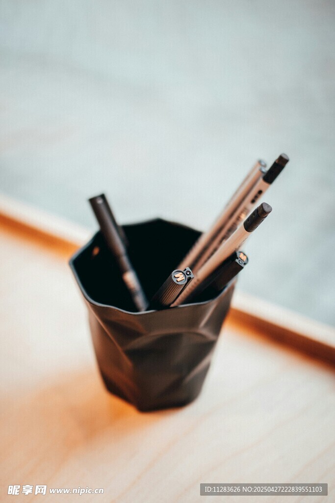 黑色筆筒內(nèi)的幾支筆
