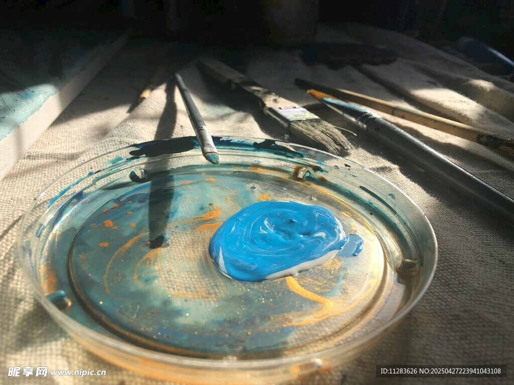 調色盤上的多彩顏料