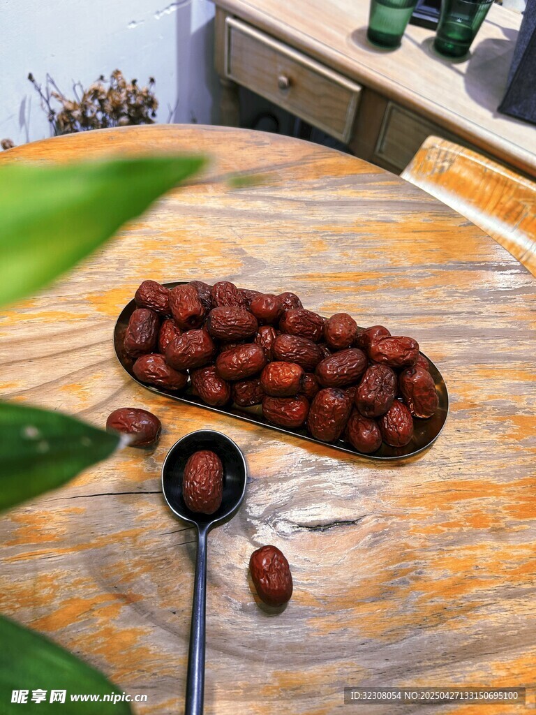 木盤上的美味新鮮板栗