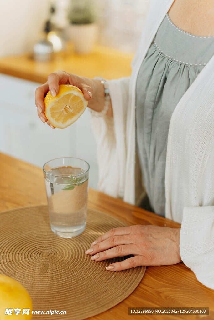 女士桌邊擠檸檬入水杯