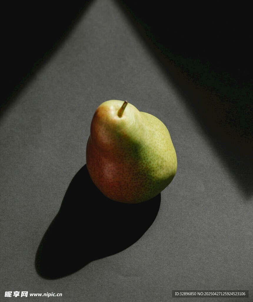 單個彩梨及其陰影特寫