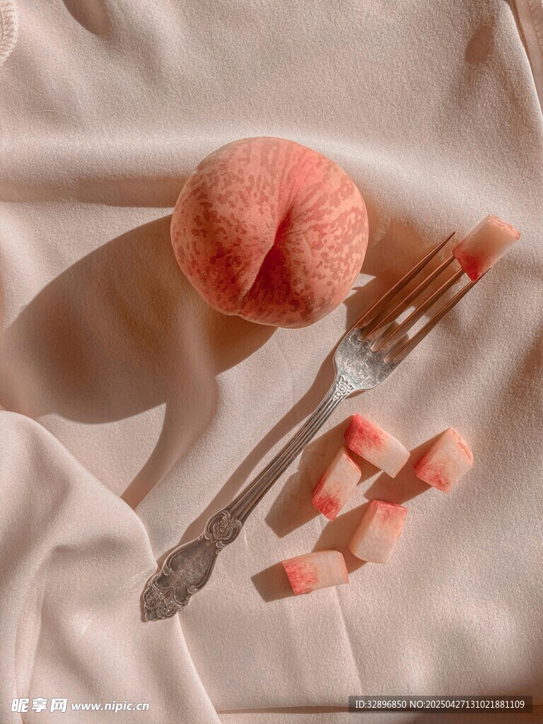 桃子與餐具的靜物畫面