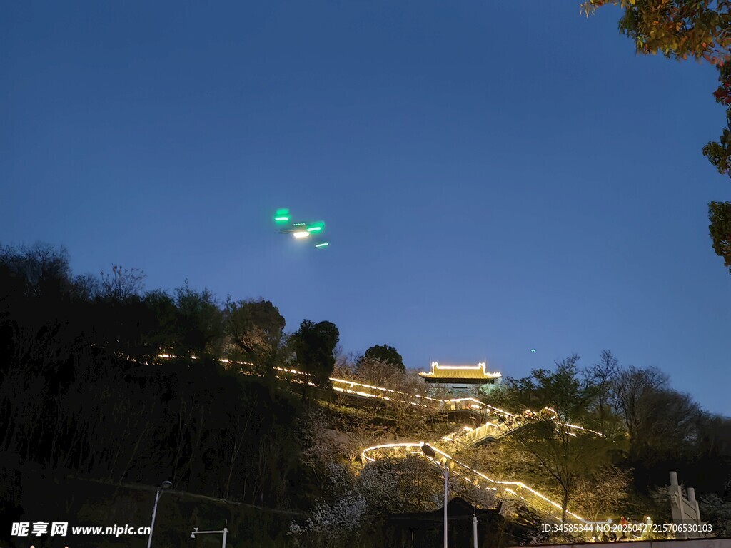 夜空下的山間建筑與光點