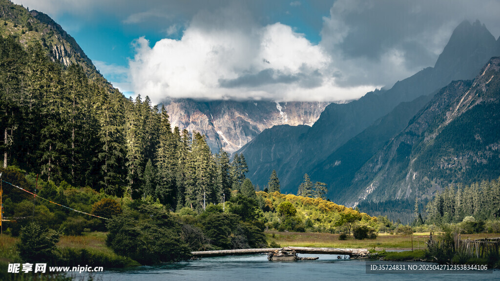 山間湖畔美景