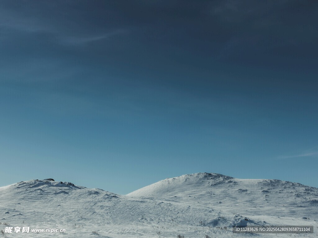 雪山藍天壯麗自然景觀