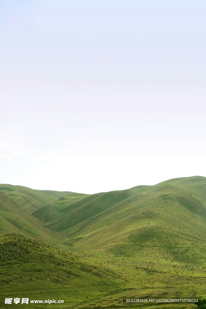 翠綠連綿山丘美景
