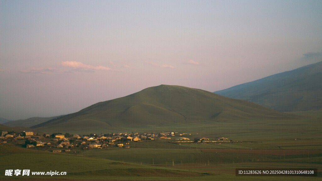 黃昏下的山村景色