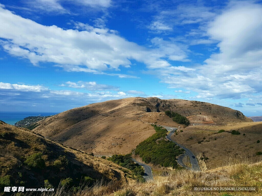 山巒藍天美景
