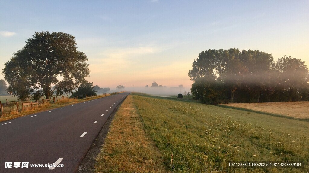 鄉村公路晨曦美景