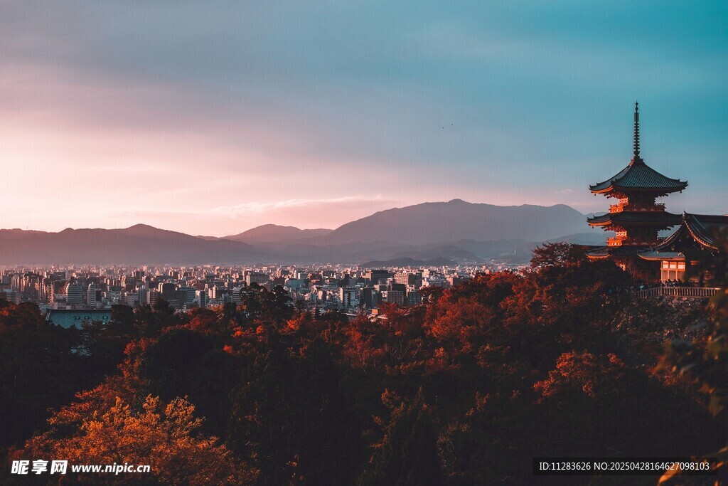 黃昏下的日式塔樓與城市景