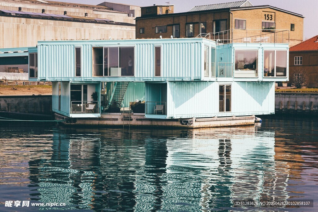 水上藍白建筑倒影美景