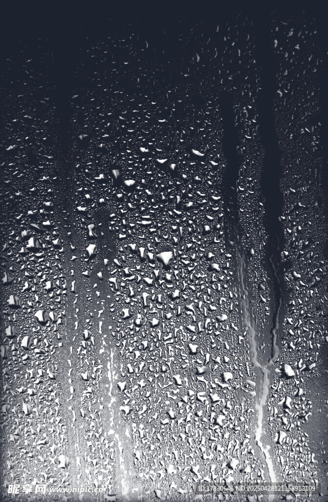 窗上雨滴營造靜謐氛圍