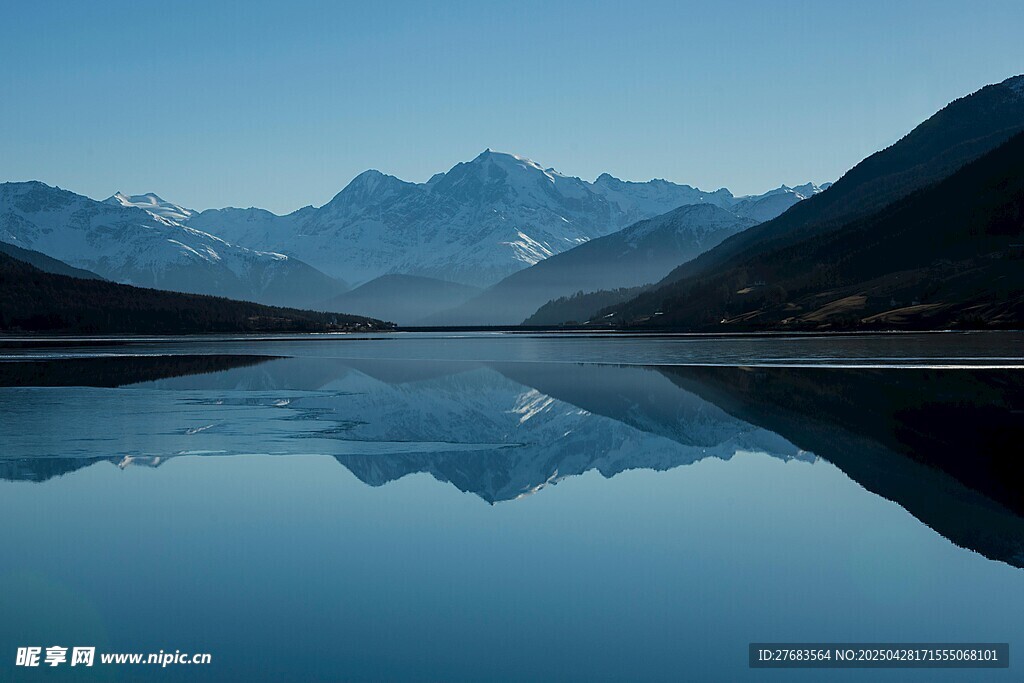 靜謐山水湖景倒影如畫