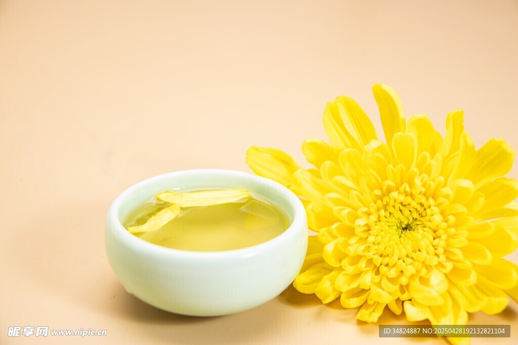 菊花旁的黃色膏體