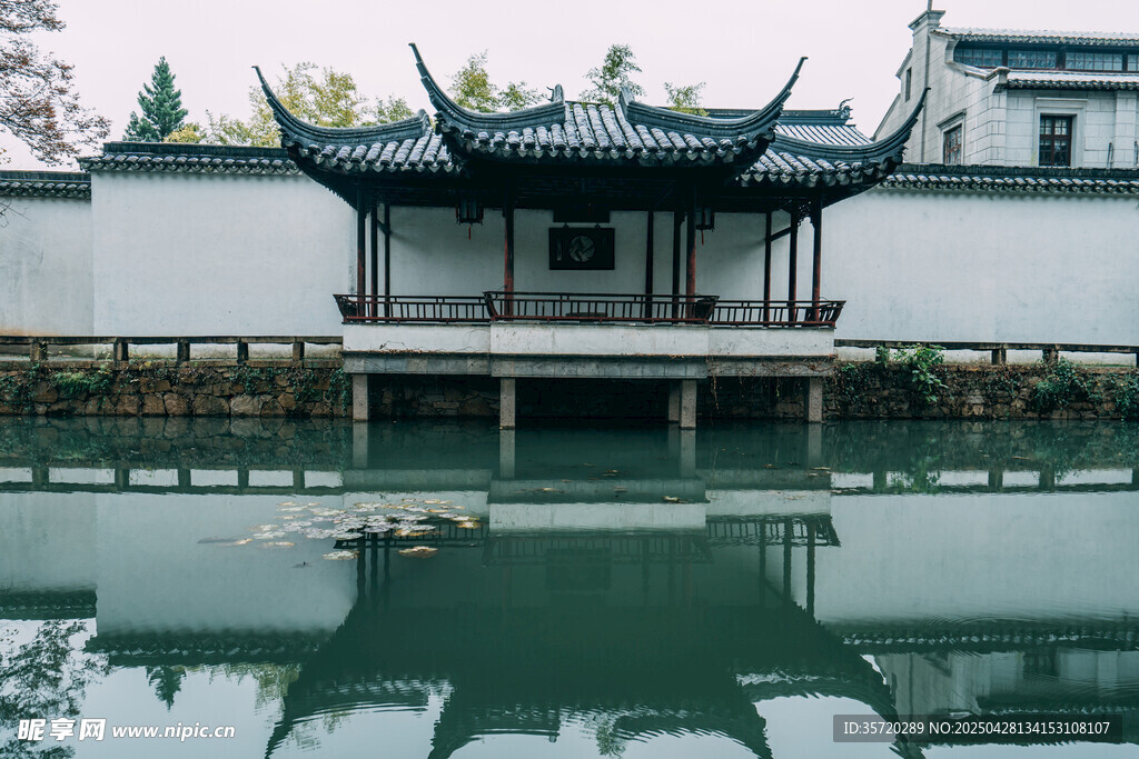 中式水邊樓閣倒影美景