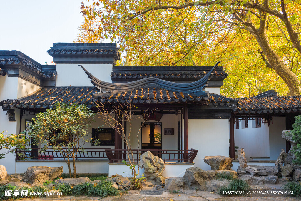 中式庭院秋景古韻悠然