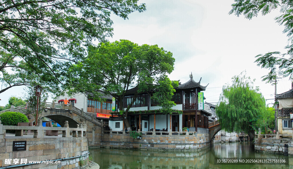 江南水鄉(xiāng)古橋畔的景致