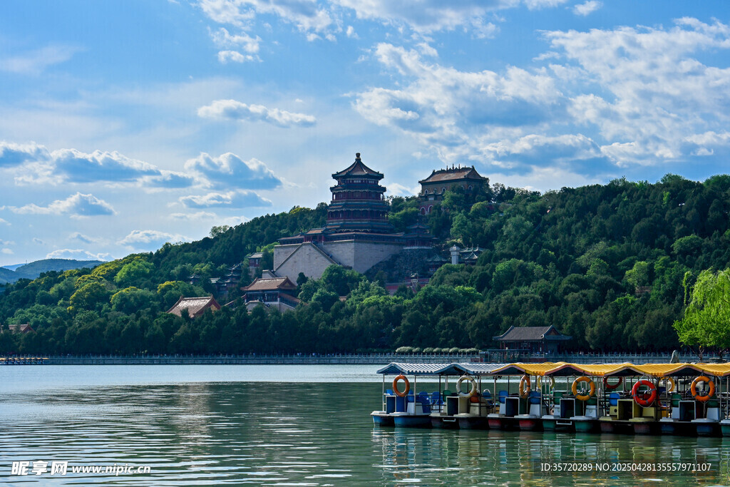 湖畔樓閣美景