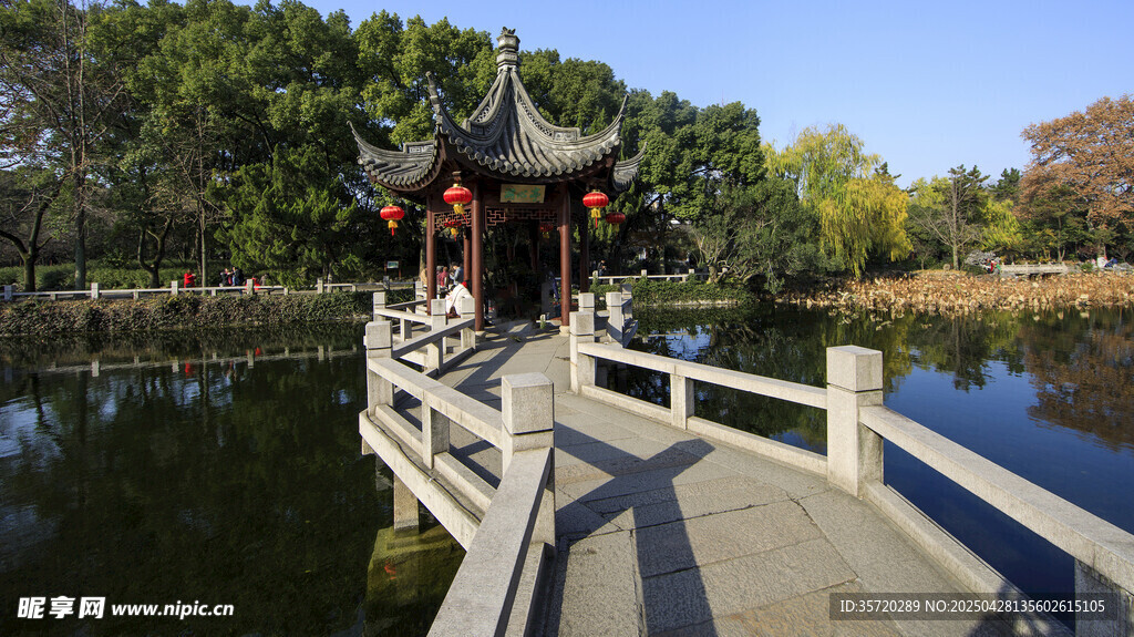 中式橋亭映于湖畔美景