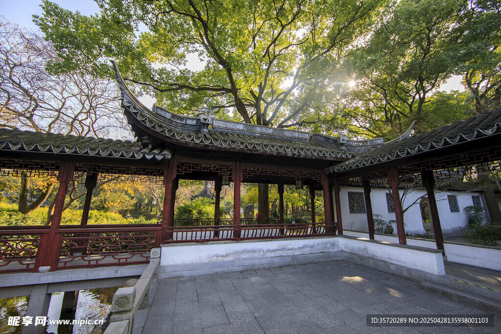 中式古亭秋景
