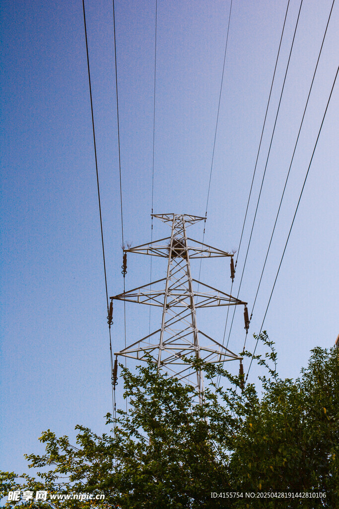 藍天中的高壓輸電塔