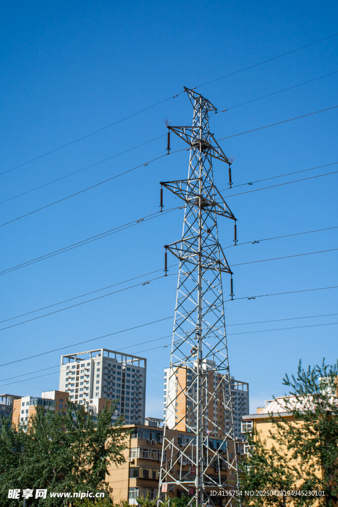 城市中的高壓輸電塔