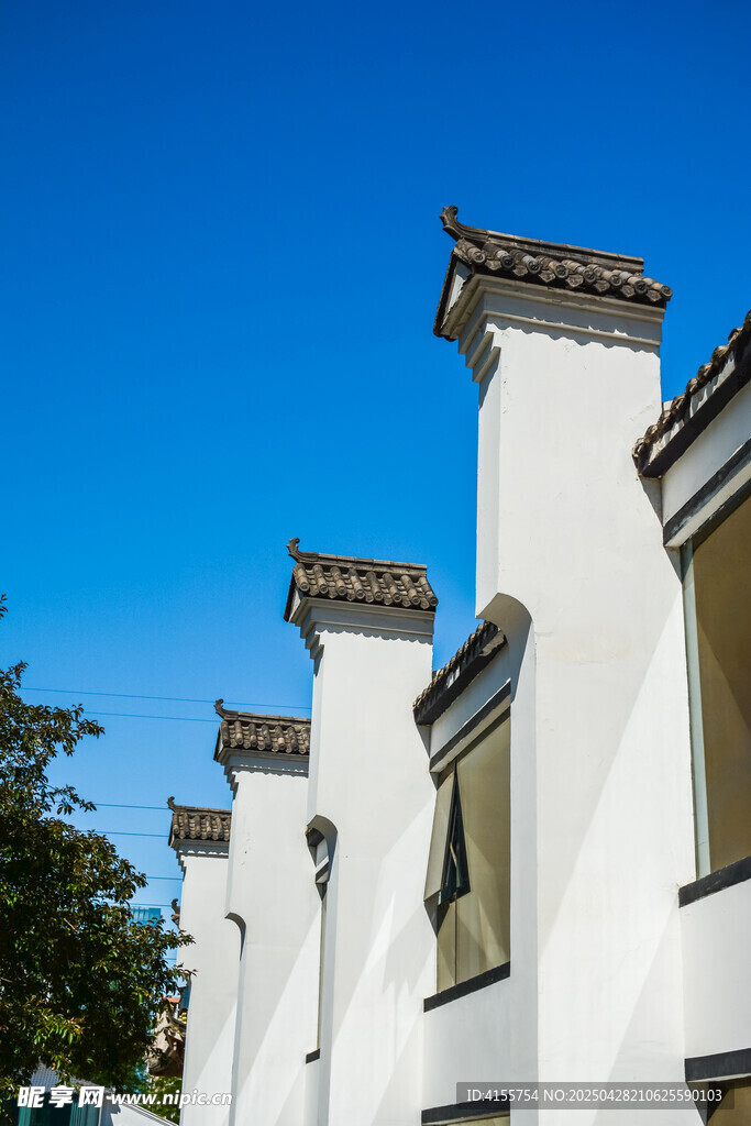 中式白墻建筑與藍天
