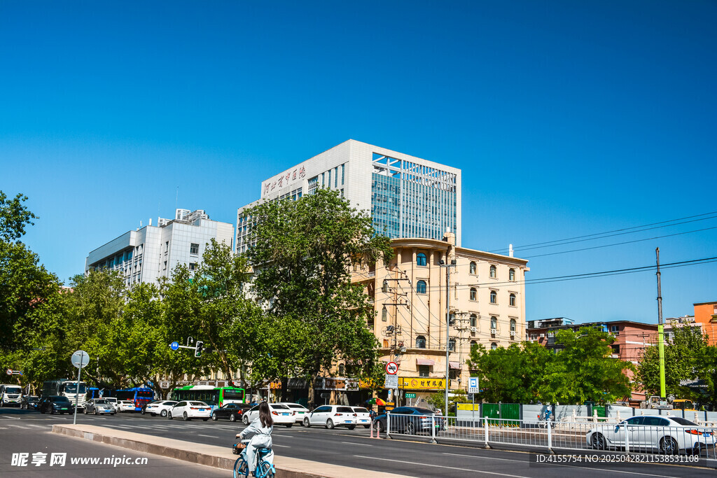 城市街道旁的多彩建筑景觀